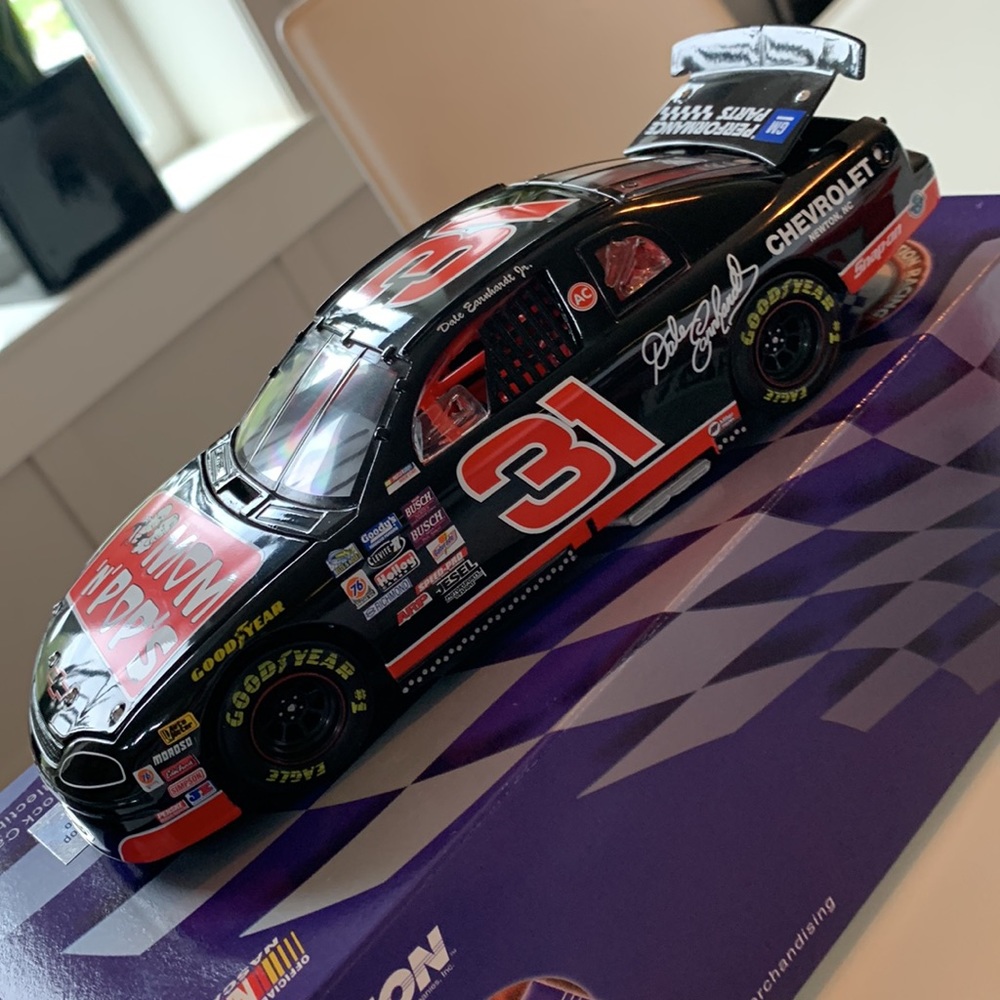 Mom ‘N’ Pop’s 1:24-scale stock car Dale Earnhardt Jr.